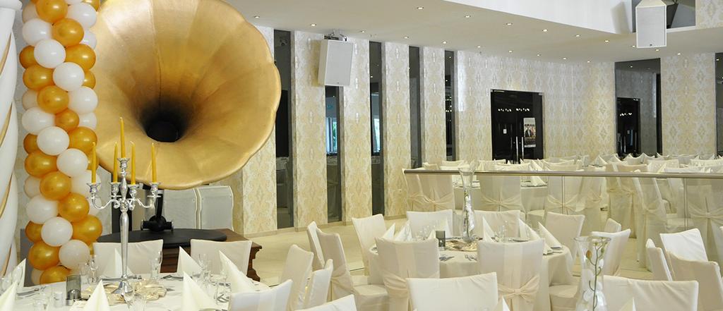 Weißer Marmor, majestätische Säulen, Blattgoldverzierungen, Kronleuchtern und Springbrunnen prägen eine Atmosphäre vom süßen Luxusleben.