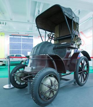 Der frühe Erfolg von Elektroautos Ab den 1830er Jahren gab es Fahrzeuge, die von Elektromotoren angetrieben wurden.