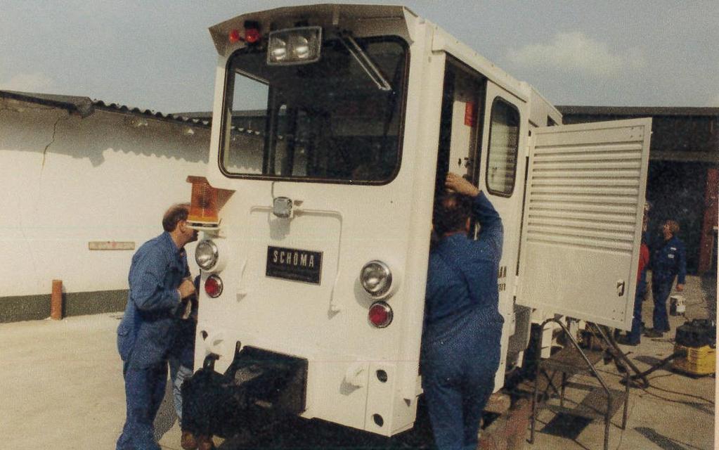 Personentransportzug D60 (Foto: SCHÖMA) 1 Stück Personentransportzug D60, Baujahr 1989 (vollständig überholt) bestehend aus: 1. Motorwagen: Fabrik-Nr.: 5022 Motor-Type: F6L 912 Nr.