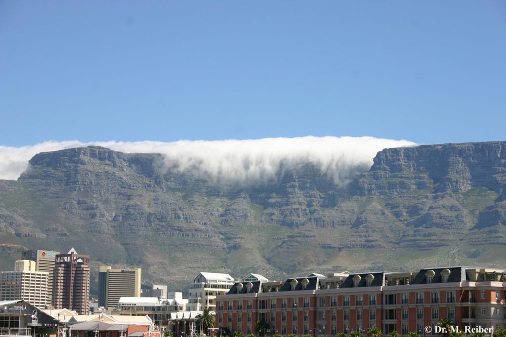 Abbildung 2 Wolkenwasserfall am Tafelberg (Kapstadt) Ein imposanter Anblick, dieser "Wolkenwasserfall", aber oft mit gefährlicher Turbulenz und großen Risiken für alle Sportflieger und Ballonfahrer