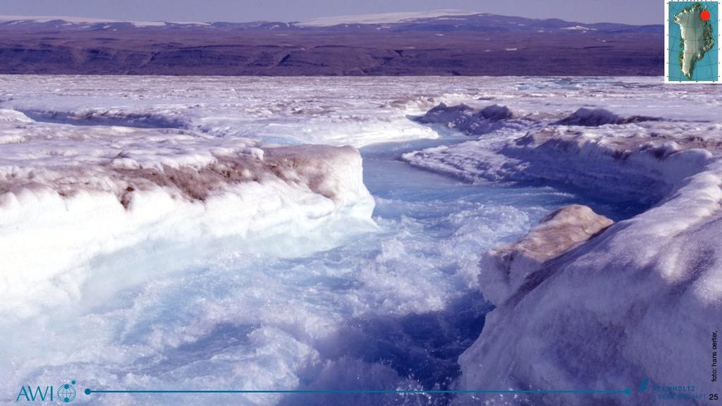 Schmelzwasserbach auf dem Grönländischen Eisschild Geht man zu Fuß über das Eis, stellen sich einem häufig Schmelzwasserbäche als unüberwindliches Hindernis in den Weg.
