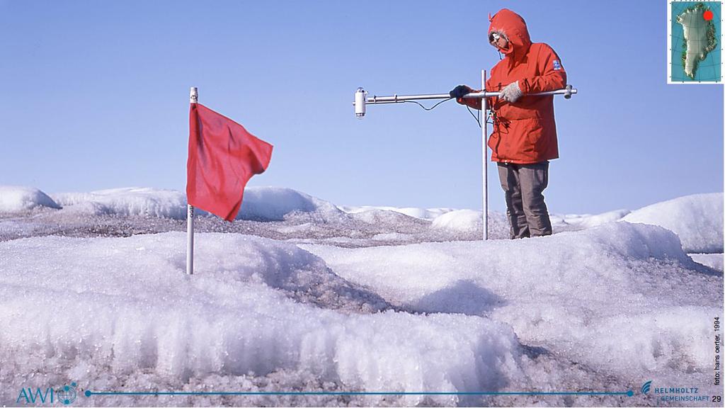 Die einfachste Methode ist es eine Stange ins Eis zu stecken, zu messen wie weit sie aus dem Eis herausschaut und nach einem Jahr die Messung zu wiederholen.