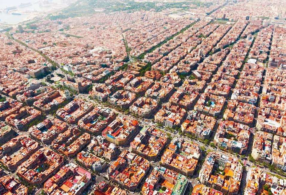 momentum Mobile Metropole 51 Planstadt: Als Barcelona ab 1850 über die Stadtmauer hinaus wuchs, schuf Stadtplaner Ildefons Cerdà die Erweiterung in einem charakteristischen Schachbrettmuster.