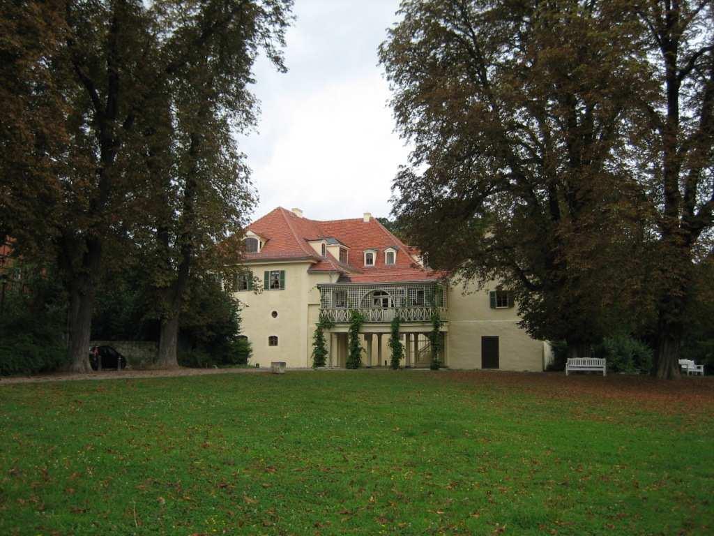 nüchterne Schloss-Anlage in Tiefurt im