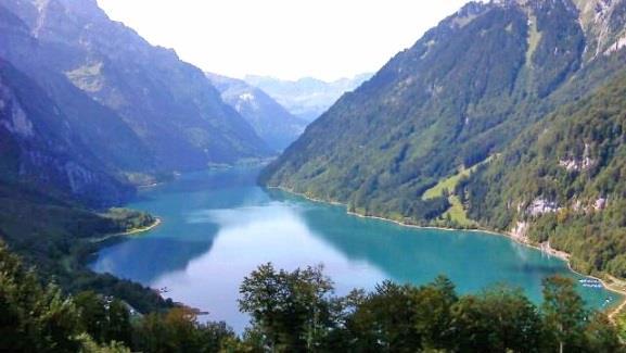 Unternehmen Sie beispielsweise eine Bikeroute zwischen Glarus und dem Klöntal über die Schwammhöchi oder eine idyllische Seeuferwanderung entlang des Klöntalersees.