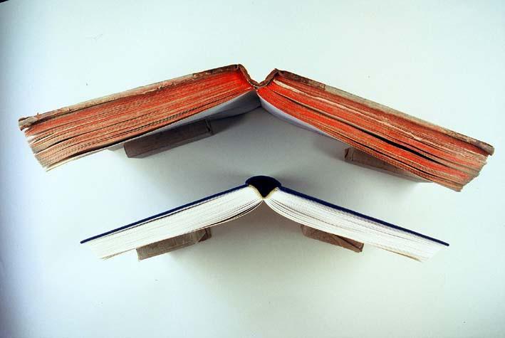 Abb. 5 Abb. 3 Buchrücken historischer Bücher bewegen sich Verwendung der Bücherstütze bei Rücken, beim Öffnen entweder nach innen (konkav) die nach innen (konkav) öffnen (Abb.