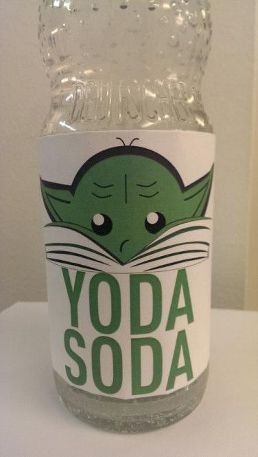 Basteln Galaktisch gutes Yoda-Soda Material und Zutaten: Papier zum Ausdrucken Schere Klebeband/Klebstoff