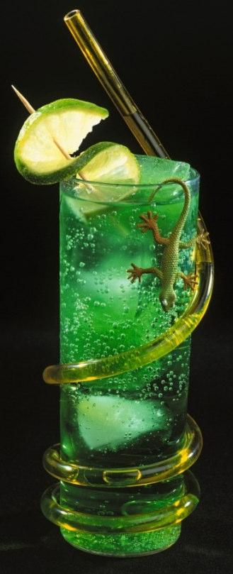 so geht s: Yoda-Soda Druckvorlage farbig kopieren, ausschneiden und auf die Limo-/Wasser- Flaschen kleben.