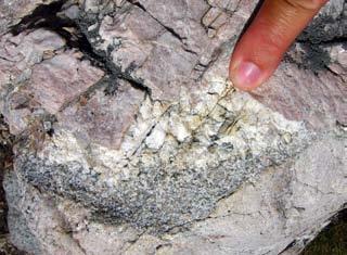 Ist das Gestein ganz auskristallisiert (wobei zwischen fein-, mittel- und grobkörnig unterschieden werden kann), teilweise