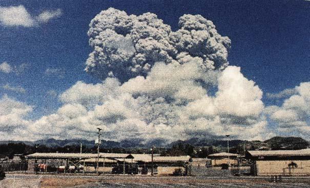 Auswirkungen von Vulkanen Bei Vulkanen treten neben der Haupteruption oft auch Aschenregen auf.
