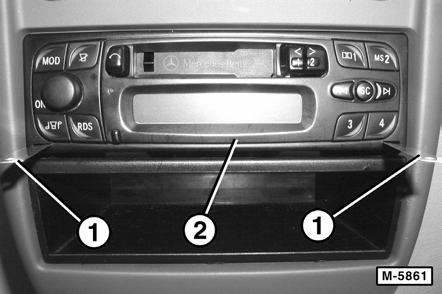 Radio aus- und einbauen Das Radio sitzt in der vorderen Mittelkonsole. Für den Ausbau des Radios sind spezielle Demontagewerkzeuge notwendig oder 2 etwa 0,5 mm dicke Fühlerblattlehren.