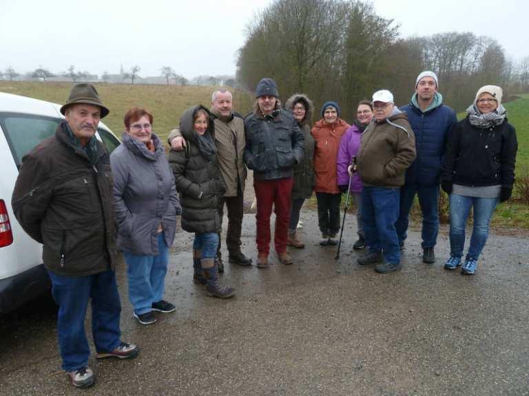 trafen sich die Projektgruppe Orlacher Bach und Orlacher Straße gegen 11:00 Uhr bei der Antia vor der