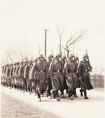 Die Wachmannschaften der Konzentrationslager (SS-Totenkopfverbände) 7 Zwei Fotos
