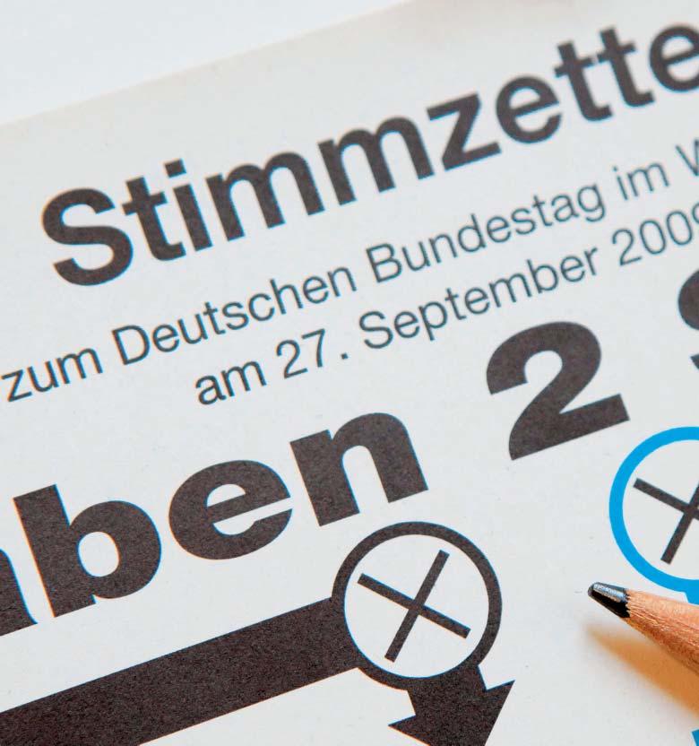 DAS REFORMIERTE WAHLRECHT Das Bundestagswahlrecht 2013 Hans Meyer Bei den Wahlen zum 18. Deutschen Bundestag findet erstmals das reformierte Wahlrecht Anwendung. Die Wahlrechtsänderungen sind am 9.