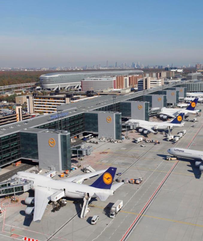 3 1. Fraport auf einen Blick - Frankfurt Airport Zahlen und Fakten rd. 22,5 km 2 Fläche bis zu 100 Flugbewegungen/Std.