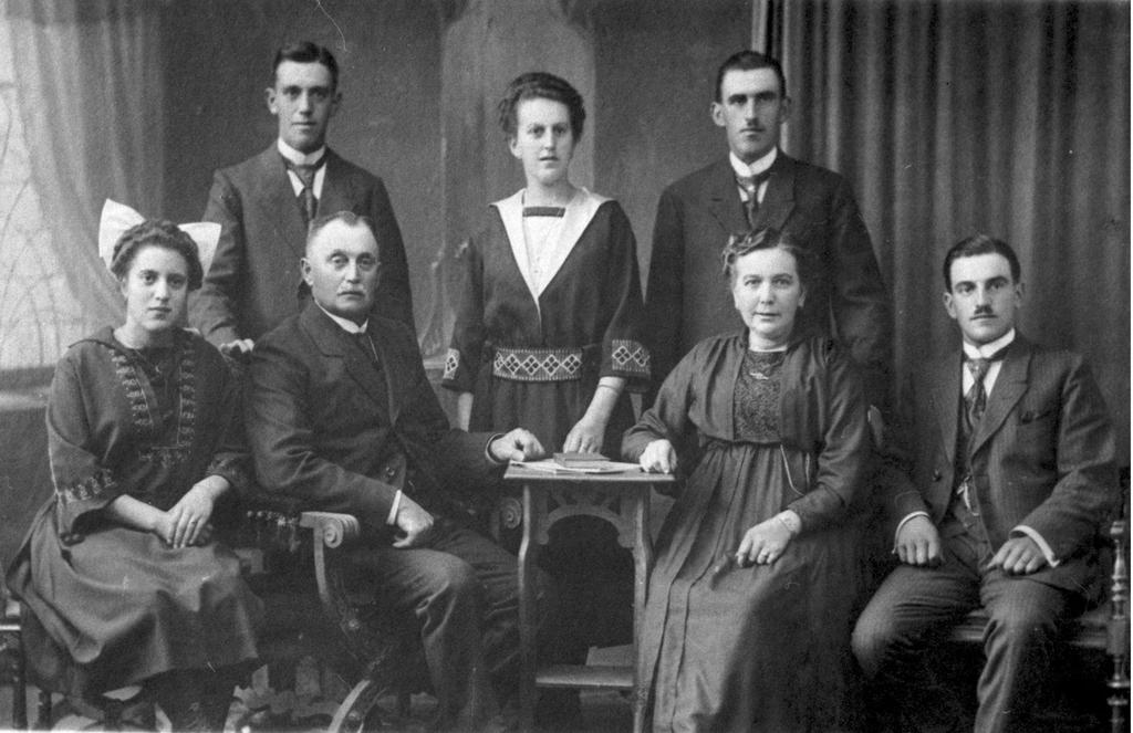 75 Die Familie Creutz in Steinbachs-Hochwald um 1925 Von links: Anna, Karl, Vater Albert, Nettchen, Josef, Mutter Gertrud, Leo Anna Stickelmann geb.