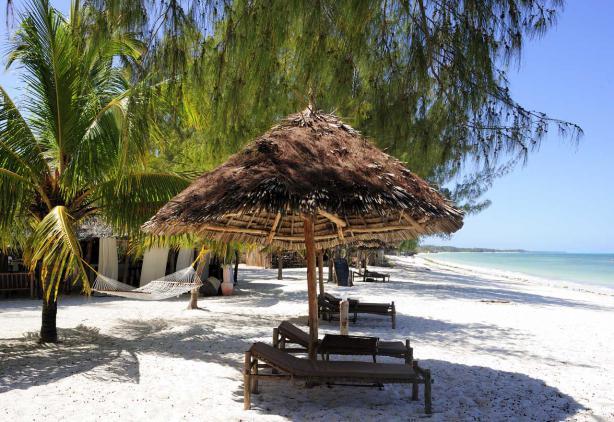 Im Anschluss fliegen Sie auf die tropische Gewürzinsel Sansibar und genießen erholsame Tage unter Palmen in einem hübschen Strandresort am