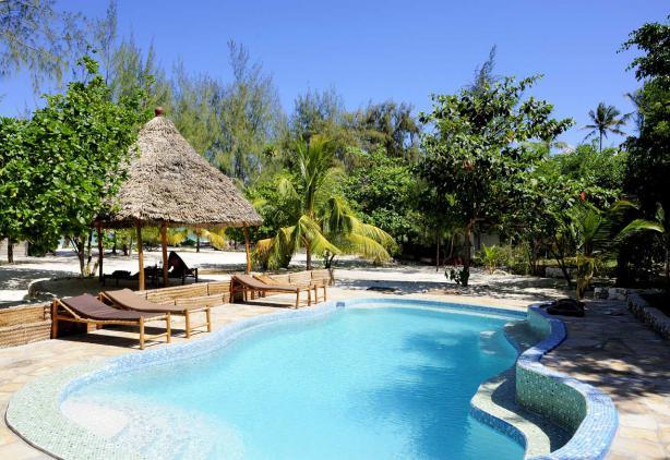 In der weitläufigen tropischen Gartenanlage gibt es einen Pool, ein Restaurant und die
