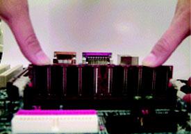 Hardwareinstallation DDR. Der DIMM-Steckplatz hat eine Einbuchtung, so dass das DIMM-Speichermodul nur in eine Richtung eingesteckt werden kann. 2.