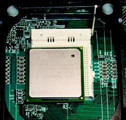 Richten Sie die abgeschnittene (goldene) Ecke der CPU an den Sockelpol aus.