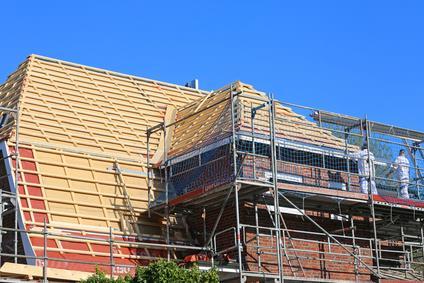 Errichtung eines Dachstuhles im Rahmen einer Gebäudesanierung Neuer Dachstuhl auf Bestandsgebäude Komplexes Projekt, viele Teilschritte, zahlreiche Anlieferungen auf der