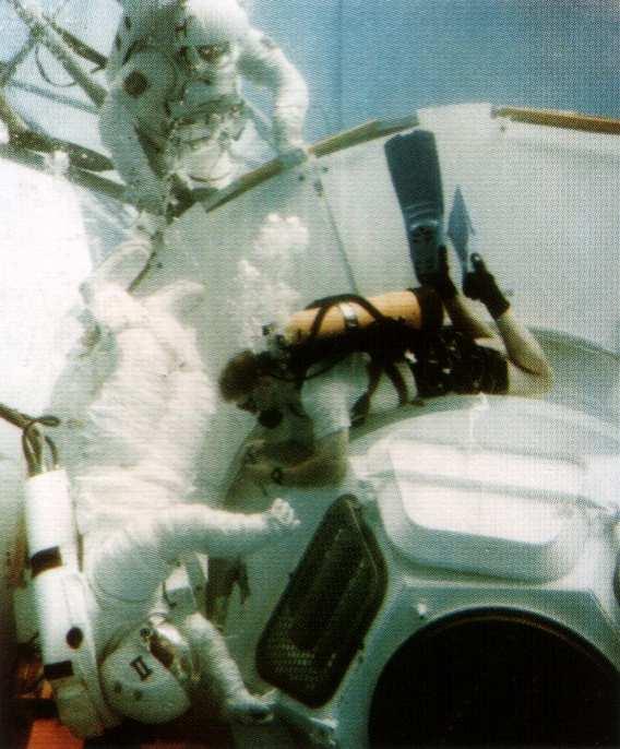 Die Astronauten fanden heraus, dass man mit Kängurusprüngen am besten