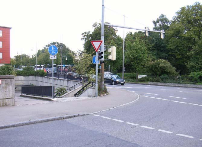 6) Olgastraße, Überquerung Friedrichstraße PROBLEM: Der Radverkehr fährt auf der Olgastraße auf der Fahrbahn.
