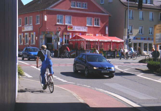 Bild 1: Die westliche Löwentaler Straße ist im letzten Abschnitt eine Einbahnstraße (links) Bild 2: Die westliche Löwentaler Straße mündet