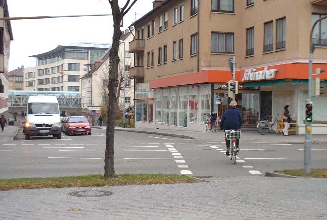 3) Friedrichstraße, Radfahrerampel PROBLEM (früher): Radfahrer mussten zur Querung der Friedrichstraße in die Riedleparkstraße zwei Fußgängerampeln benutzen.