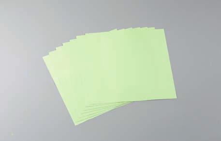 Trägerkarton und 2 Blatt Transferfolie, jeweils im Format 30,5x30,5 cm.