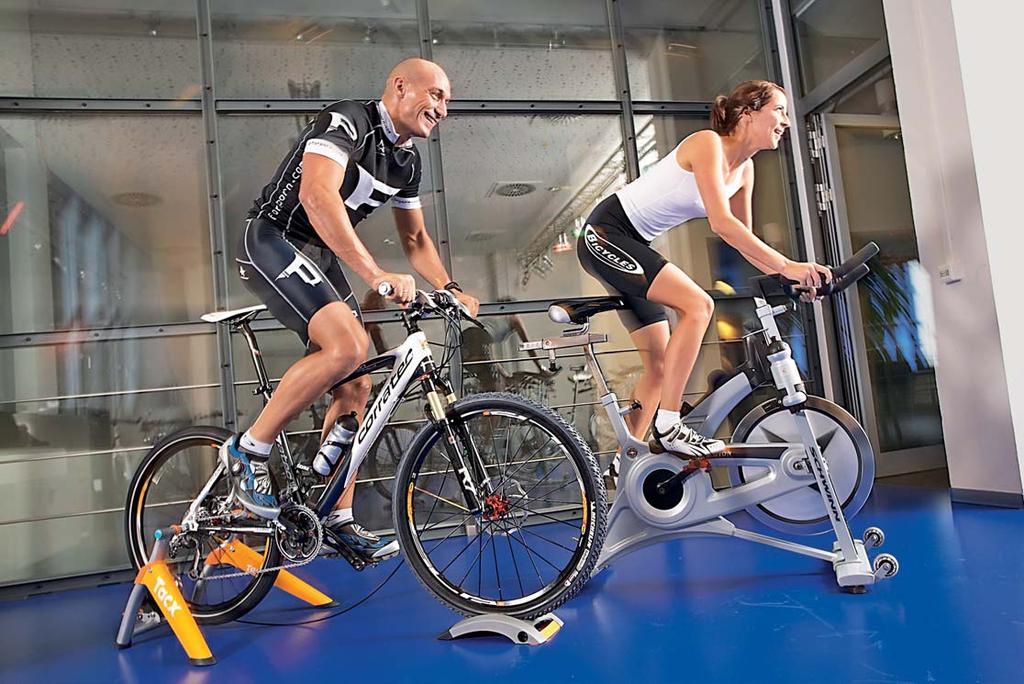 Indoor-Cycling stärkt die Ausdauer und trainiert gleichzeitig das Zusammenspiel der fürs Treten wichtigen Muskeln.