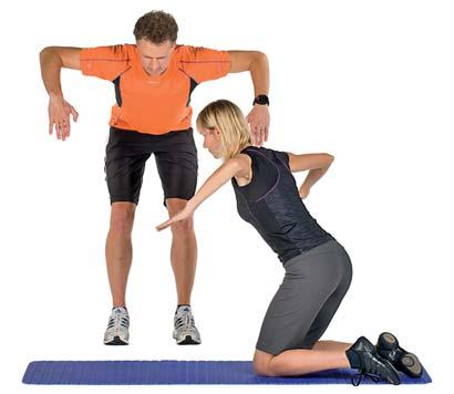GERADE BAUCHMUSKELN: Knie aus der Kraft des Bauches bis zur Brust ziehen, gleichzeitig die Schultern anheben; Schultern und Knie ziehen