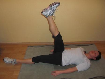 2. Übung: Gerade Bauchmuskulatur (M. rectus abdominis) 1 Lege dich in Rückenlage flach auf den Boden/Isomatte und verschränke deine Hände hinter deinem Kopf.