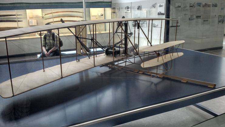 1903 beantragen die Brüder ein Patent für ihren Flugzeugentwurf und entschließen sich ihr Flugzeug mit einem Motor auszurüsten. 17.