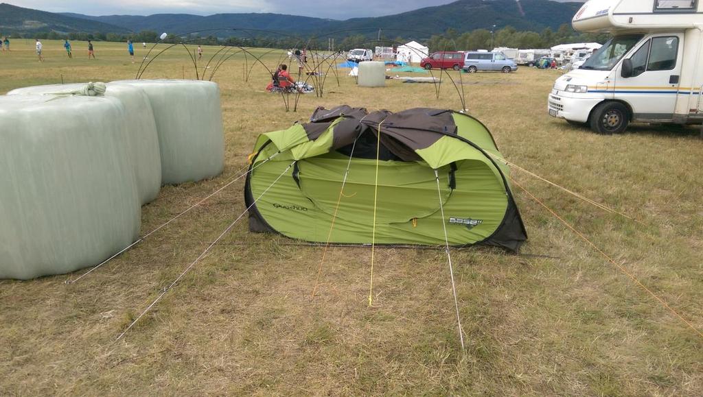 Zuerst müssen wir unser Zelt sichern, den es droht wegzufliegen.