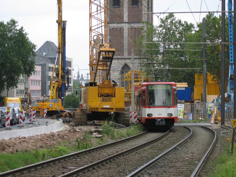 Daher wurde die gesamte Abdeckung in drei Hauptbauphasen unterteilt, die nacheinander eingerichtet werden. Der erste Teil der Baugrubenabdeckung konnte ab März 2005 eingebaut werden.