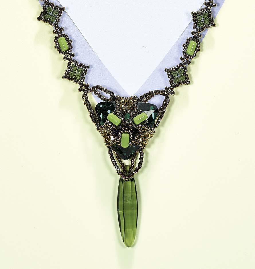 Anleitung 1 Halskette Trillium Prism Länge 43 cm 1 Swarovski-Triangle #4727 23 mm emerald 1 Swarovski-Ellipse #6470 32 mm olivine 5 Rulla-Perlen 3 x 5 mm opaque green; RU 2 Bicones #5328 6 mm