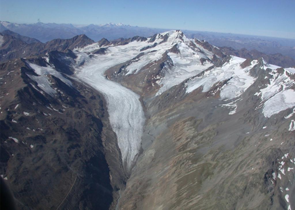 4.6 Michael Kuhn, Astrid Lambrecht & Jakob Abermann Abb. 4.6-8: Der Hintereisferner im September 2004 vom Gipfel der Weißkugel (3.739 m) bis zu seiner Zunge in ca. 2.500 m Höhe. Diese Abb.