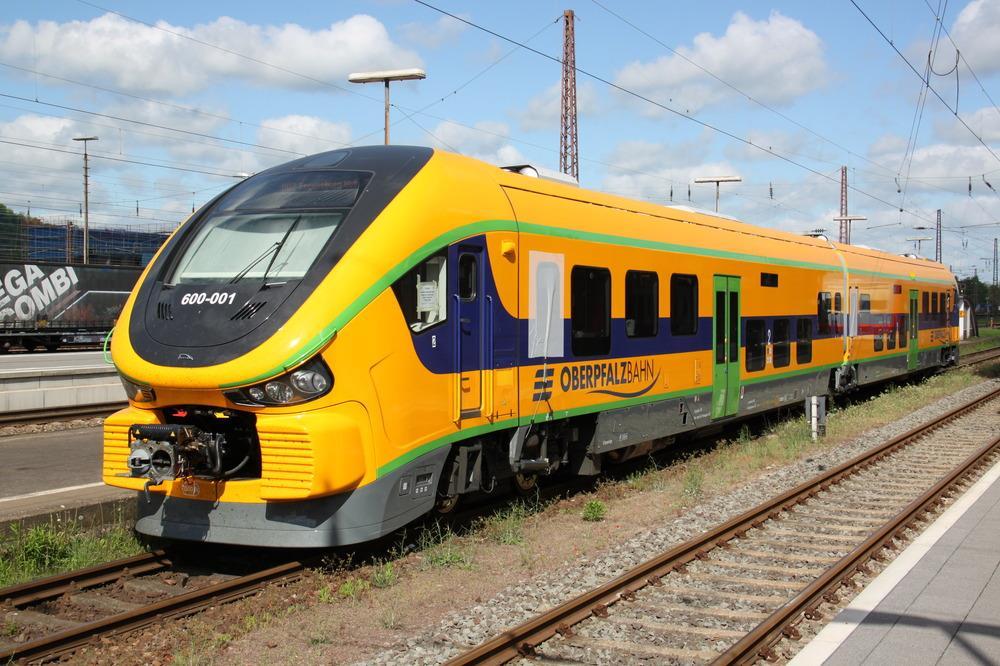Neues Angebot Marktredwitz Regensburg ab 12/2014 Umsetzung der Ausschreibung Regionalzüge Ostbayern als Oberpfalzbahn (OPB) Länderbahn beschafft neue Fahrzeuge Pesa-LINK mit verbessertem Komfort um