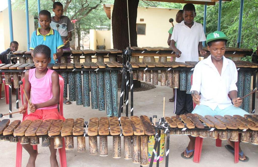 KASANE (1) BanaBa Ditlou Kinderzentrum Beim Musizieren mit Marimbas lassen die Kinder im BanaBa Ditlou Kinderzentrum in Kasane den harten Alltag für ein paar Stunden hinter sich.