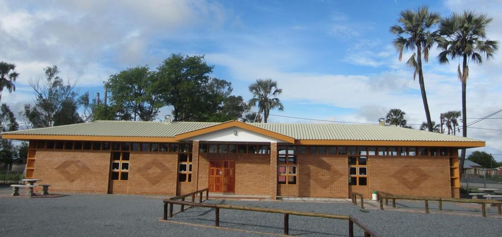 GWETA (4) Kinderzentrum Besuch der gerade fertiggestellten Bibliothek, an die das Kinderzentrum anschließen wird und dann direkt gegenüber der Kotla (Rathaus) eine Art Gemeindezentrum bilden wird.