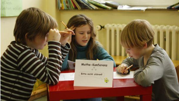 Info-Papier Haus 8: Guter Unterricht Mathe-Konferenzen Eine strukturierte Kooperationsform zur Förderung der sachbezogenen Kommunikation unter Kindern Abb.