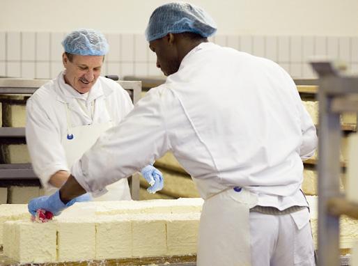 M a n a g e m e n t Das Werk in Sonthofen produziert den Weißlacker, eine Allgäuer Käsespezialität. Das Unternehmen will künftig weniger Massen- und mehr Nischenmärkte bedienen.