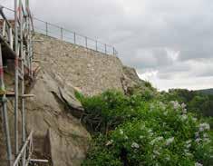 Wanderwege nicht mehr erlebbar. Ab Spätsommer 2002 erfolgte die Rekonstruktion der von Geröll freigelegten Stützmauerfragmente an der Westseite der Schlossanlage.