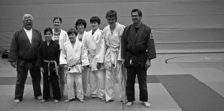 J u d o Sehr gute Beteiligung Am 22.11.2008 stellten sich 23 heimische Judoka in 2 Gruppen zur Gürtelprüfung. Dennis Muth, Träger des 2.