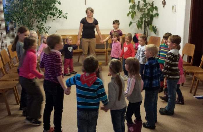Allgemeines n Radeburg & Rödern Singen mit Kindern In unserer Singschule erleben Kinder durch gemeinsames Singen, musikalisches Spielen und rhythmisches Bewegen Musik von den verschiedensten Seiten.