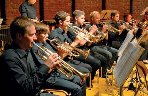 Die Klasse des bunt gemischten Orchesters aus MusikerInnen der Eisenbahner Musikkapelle und des