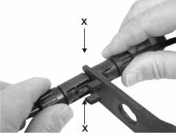 19) Zum Trennen der Kontakte drücken Sie die Einrastlaschen (X) entweder von Hand oder mit dem Werkzeug PV-MS zusammen und ziehen Sie die Kabelkupplung auseinander. Unplugging (ill.