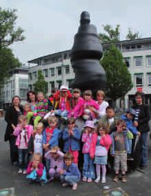 Beim Besuch einiger Sennestädter Skulpturen durch eine Gruppe der Kita Wintersheide hatte es den Kindern besonders die Bronzeschöpfung»Auf der Lichtung«auf dem Reichowplatz angetan.