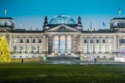 In der Nähe des Brandenburger Tors befindet sich das 1884 bis 1894 erbaute Reichstagsgebäude. Seit 1999 ist das Gebäude Sitz des Deutschen Bundestages.